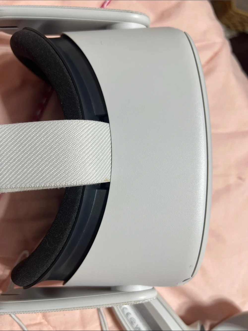 Standalone White VR Headset with Matching White Motion Controllers..Very Good